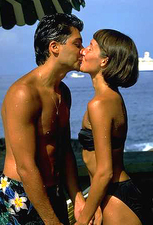 Pareja de novios bes�ndose